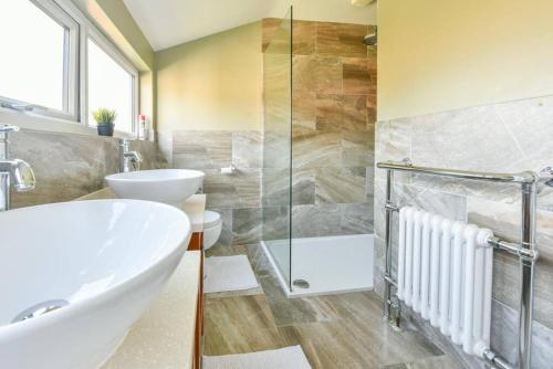 ein Bad mit einem Waschbecken, einem WC und einer Dusche in der Unterkunft Spacious 3 Bedroom, 2 bathroom House in Pontefract
