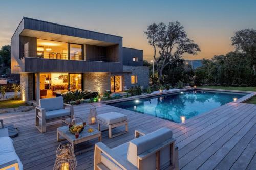 une maison avec une piscine et une terrasse dans l'établissement Villa Renajolo 16 pers piscine chauffée 2 min plage en voiture, à Sainte-Lucie de Porto-Vecchio