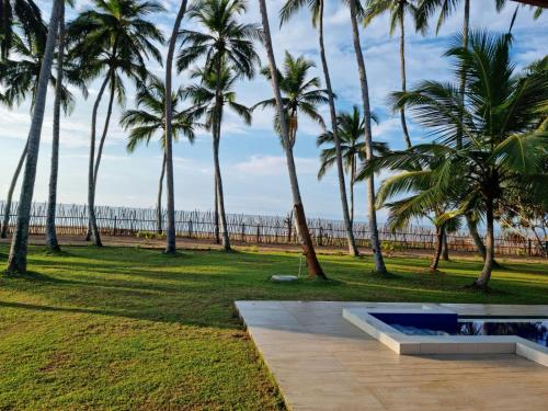 Bazén v ubytování Arhimser Villa-superb 4 bedroom beachfront BB for 8 in Ranna, Tangalle, pool, free pickup or drop off for 7 night stays arriving together, serviced, taxes included nebo v jeho okolí