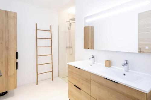 une salle de bain avec un lavabo et un miroir dans l'établissement Villa Renajolo 16 pers piscine chauffée 2 min plage en voiture, à Sainte-Lucie de Porto-Vecchio