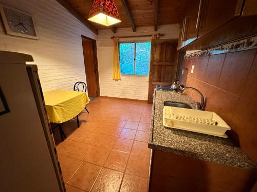 eine Küche mit einer Theke und einem Tisch in einem Zimmer in der Unterkunft La Posada De Gogg Apartamentos in Bella Vista