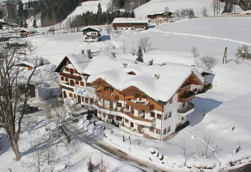 an aerial view of a house covered in snow at Dandler - Zimmer und Ferienwohnungen in Fieberbrunn