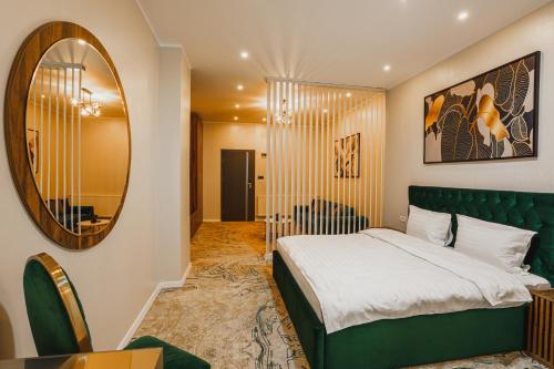 een slaapkamer met een groot bed en een spiegel bij Motel Andra in Tecuci