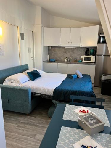 une petite chambre avec un lit et une cuisine dans l'établissement LE CORS’HALLES, à Narbonne