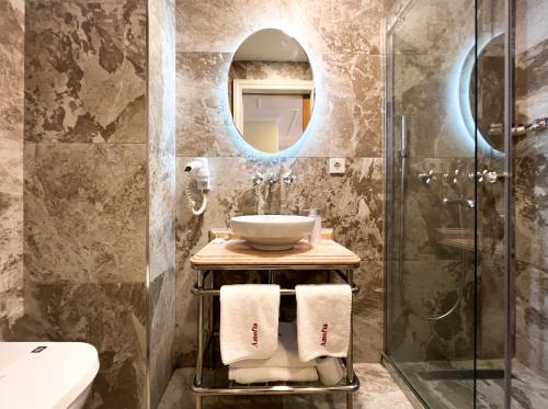 ein Badezimmer mit Waschbecken und Dusche in der Unterkunft Amofta Hotel Taksim in Istanbul