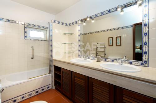 a bathroom with two sinks and a shower at Quinta do Vale Formoso in Armação de Pêra