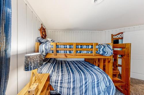 1 Schlafzimmer mit 2 Etagenbetten und einer Lampe in der Unterkunft Beach House in Kill Devil Hills