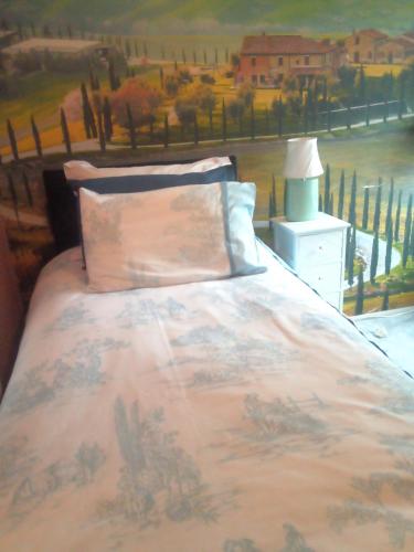 Homestay Cardiff في كارديف: غرفة نوم بسرير مع لوحة على الحائط