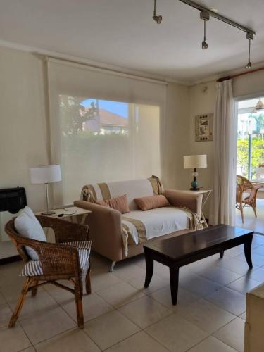 a living room with a couch and a coffee table at Casa Gardenia Federación ER in Federación