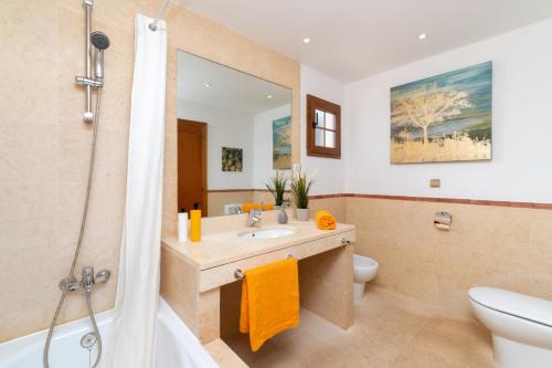 A bathroom at Villa Jardin Canario by Villa Plus