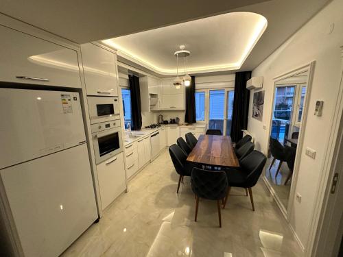 Dapur atau dapur kecil di Doğa içinde hamam ve havuzlu lüx villa