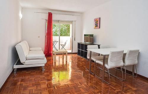 a living room with a table and white chairs at Rooms Salomons by easyBNB in Alcalá de Henares