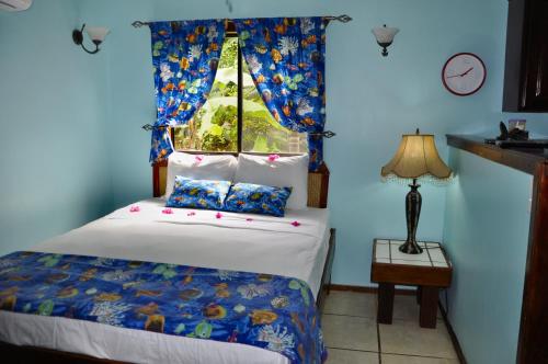 Кровать или кровати в номере West Bay Lodge and Spa