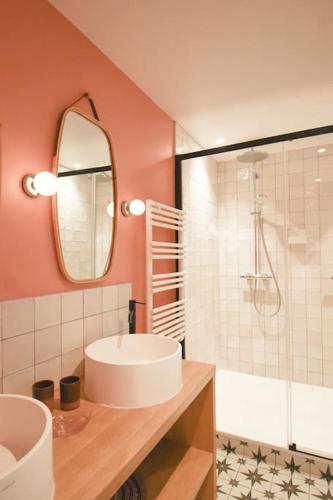 une salle de bain avec un lavabo, un miroir et une douche dans l'établissement Chambre Majorelle - RDC - Plage 50m - Rue gratuite, à Saint-Malo