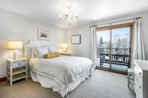 um quarto branco com uma cama e uma janela em 2 Bed 2 Bath Apartment in Avon em Avon