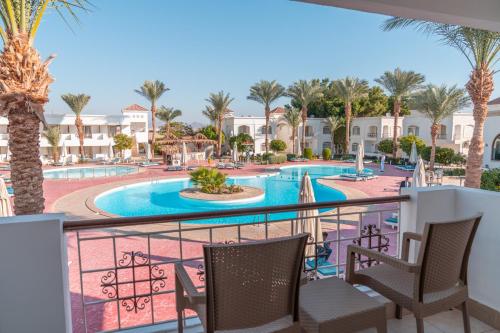 - une vue sur la piscine depuis le balcon du complexe dans l'établissement Viva Sharm, à Charm el-Cheikh