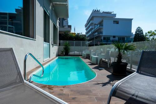 una piscina al lado de un edificio en Aparthotel Daniel, en Bellaria-Igea Marina