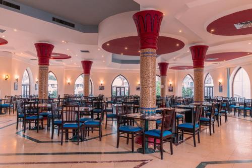 ein Esszimmer mit Tischen, Stühlen und roten Kuppeln in der Unterkunft Viva Sharm in Sharm El Sheikh