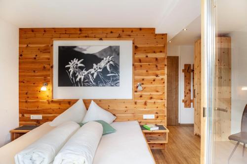 salon z białą kanapą i drewnianymi ścianami w obiekcie Apart-hochzillertal Gartenwohnung w mieście Kaltenbach