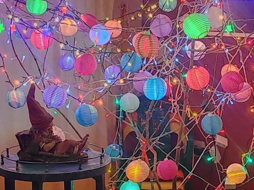 un árbol de Navidad con faroles y luces de colores en Studios La Bella Vida en Escobar en Belén de Escobar