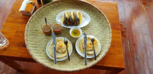 un tavolo con sopra piatti di cibo per la colazione di Diễn homestay a Quản Bạ