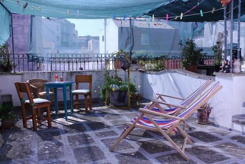 un grupo de sillas y una mesa en un patio en Malvasia room and apartment, en Brindisi