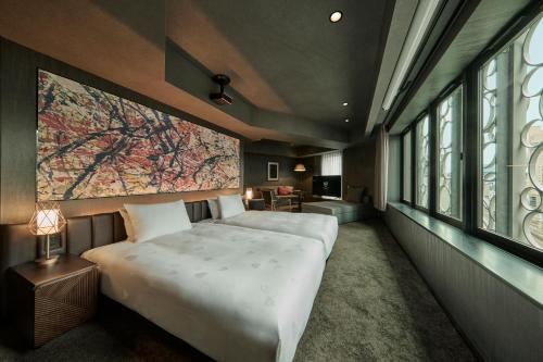 Tempat tidur dalam kamar di The Royal Park Canvas Ginza Corridor