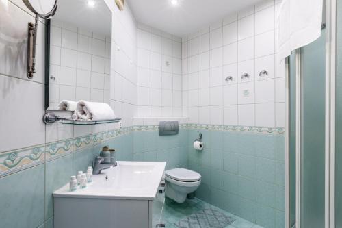 a bathroom with a toilet and a sink at Apartament Bystry Potok in Zakopane