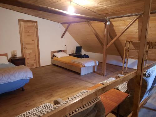 Una cama o camas en una habitación de Studio cu bucatarie , baie , scara interioara , etaj cu dormitor openspace , curte cu grill, terasa