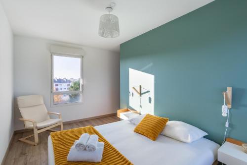 1 dormitorio con 1 cama, 1 silla y 1 ventana en Le Cocon Voltaire - Appartement 2 chambres avec parking - Mabilais, en Rennes