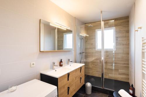 a bathroom with a sink and a shower at Le Cocon Voltaire - Appartement 2 chambres avec parking - Mabilais in Rennes