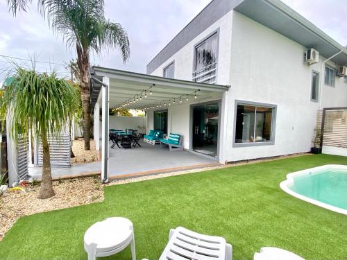 Dona Catarina Hotel في فلوريانوبوليس: بيت ابيض مع فناء ومسبح