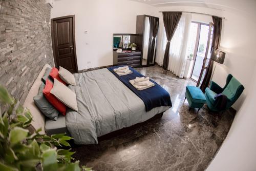 Un dormitorio con una cama, un sofá y sillas. en Luxury Down Town, en Bucarest