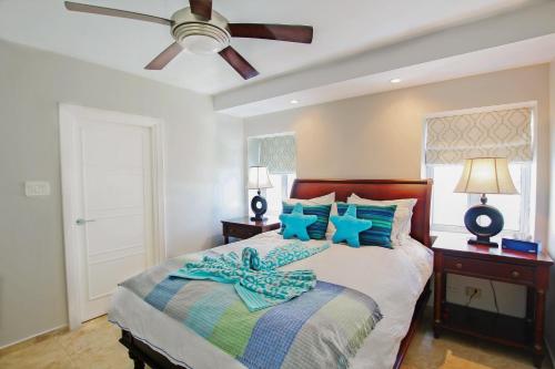Postel nebo postele na pokoji v ubytování Ocean One 204 by BSL Rentals