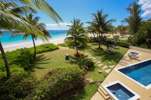 una vista aerea di un resort con piscina e spiaggia di Ocean One 204 by Bluescape a Christ Church