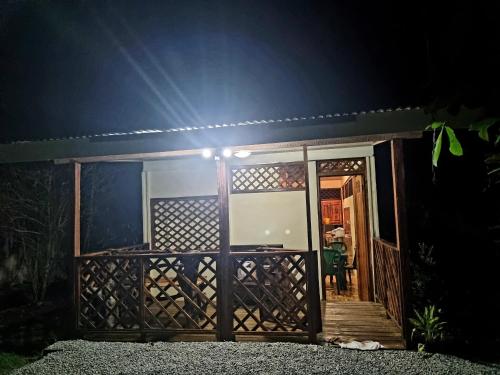 - une petite maison avec une porte en bois dans l'établissement Ballena Oasis Homes (Chalets con AC), à Uvita