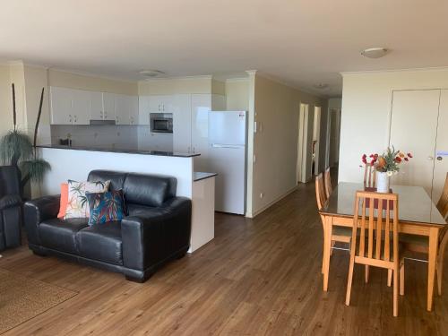 Kuchyň nebo kuchyňský kout v ubytování Marcoola Beach Resort