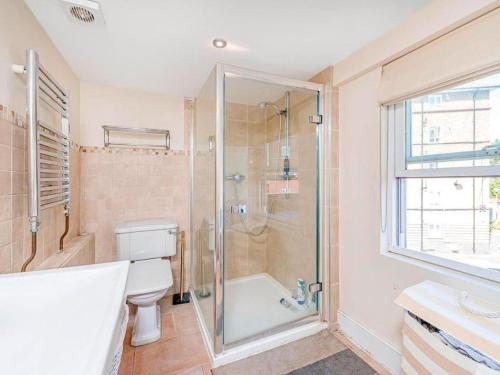 ein Bad mit einer Dusche, einem WC und einem Waschbecken in der Unterkunft 4 Bedroom Residence Hammersmith Fulham in London