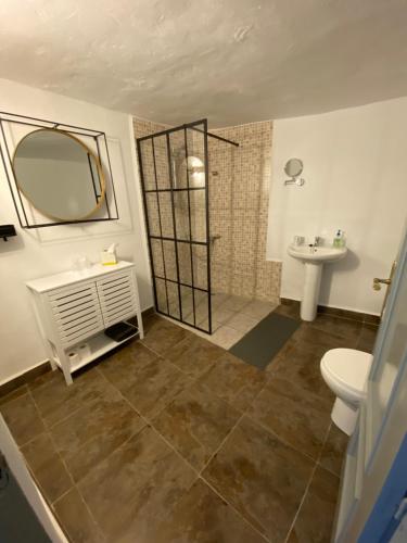 Un baño con ducha, lavabo e inodoro. en Casa Dolly Boutique B&B, en Cantoria
