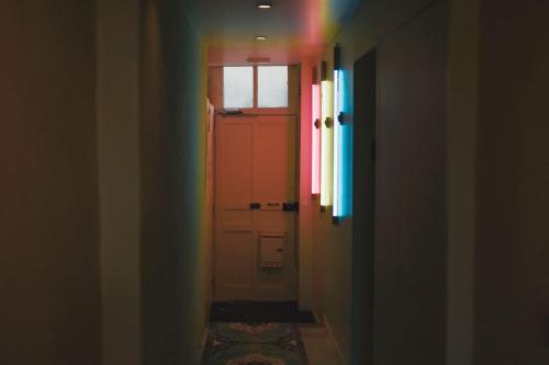 un couloir avec porte arc-en-ciel. dans l'établissement Appartement Miramar - Plage 50m - Rue gratuite, à Saint-Malo