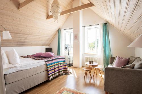 1 dormitorio con 1 cama y 1 sofá en una habitación en Villa Hasselbacken en Simrishamn