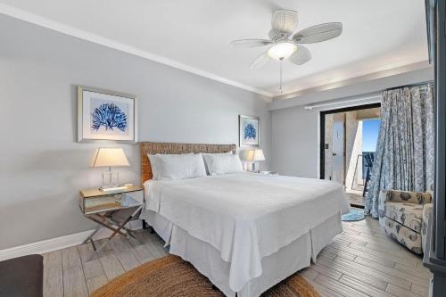 - une chambre blanche avec un lit et une fenêtre dans l'établissement Shipwatch A504, à Perdido Key