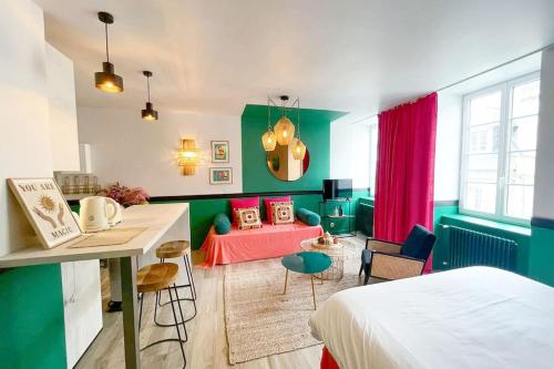 - une chambre avec des murs verts et rouges et un lit dans l'établissement Appartement Bollyroom - Plage 50m - Rue gratuite, à Saint-Malo