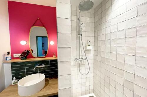 łazienka z umywalką i prysznicem z lustrem w obiekcie Appartement Bollyroom - Plage 50m - Rue gratuite w Saint-Malo