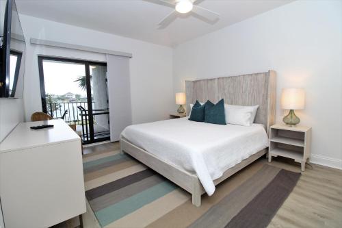 - une chambre blanche avec un lit et un balcon dans l'établissement Shipwatch Riverside E204, à Perdido Key