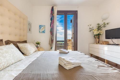 een groot bed in een kamer met een raam bij Villa Carmen by Perle di Puglia in Morciano di Leuca