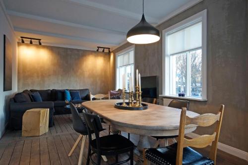 uma sala de estar com uma mesa e um sofá em Sem Apartments em Reykjavík
