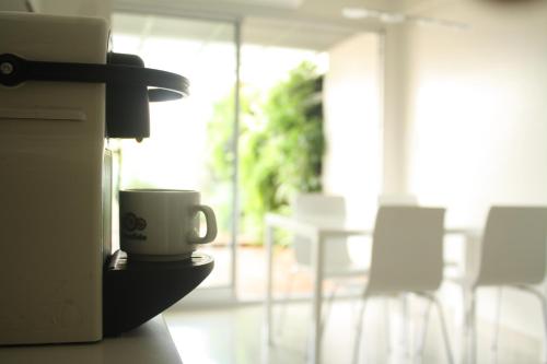 una taza de café sentada en una mesa en una habitación en Departamento, zona centrica en Salta