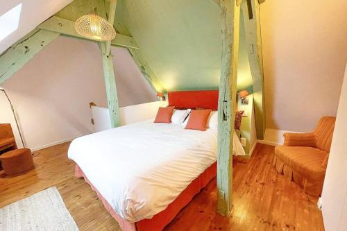 a bedroom with a four poster bed in a attic at Appartement Moonrise - Plage 50m - Rue gratuite in Saint Malo