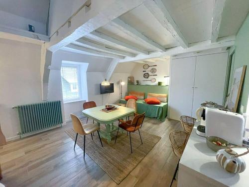 un salon avec une table et des chaises et une chambre dans l'établissement Appartement Moonrise - Plage 50m - Rue gratuite, à Saint-Malo